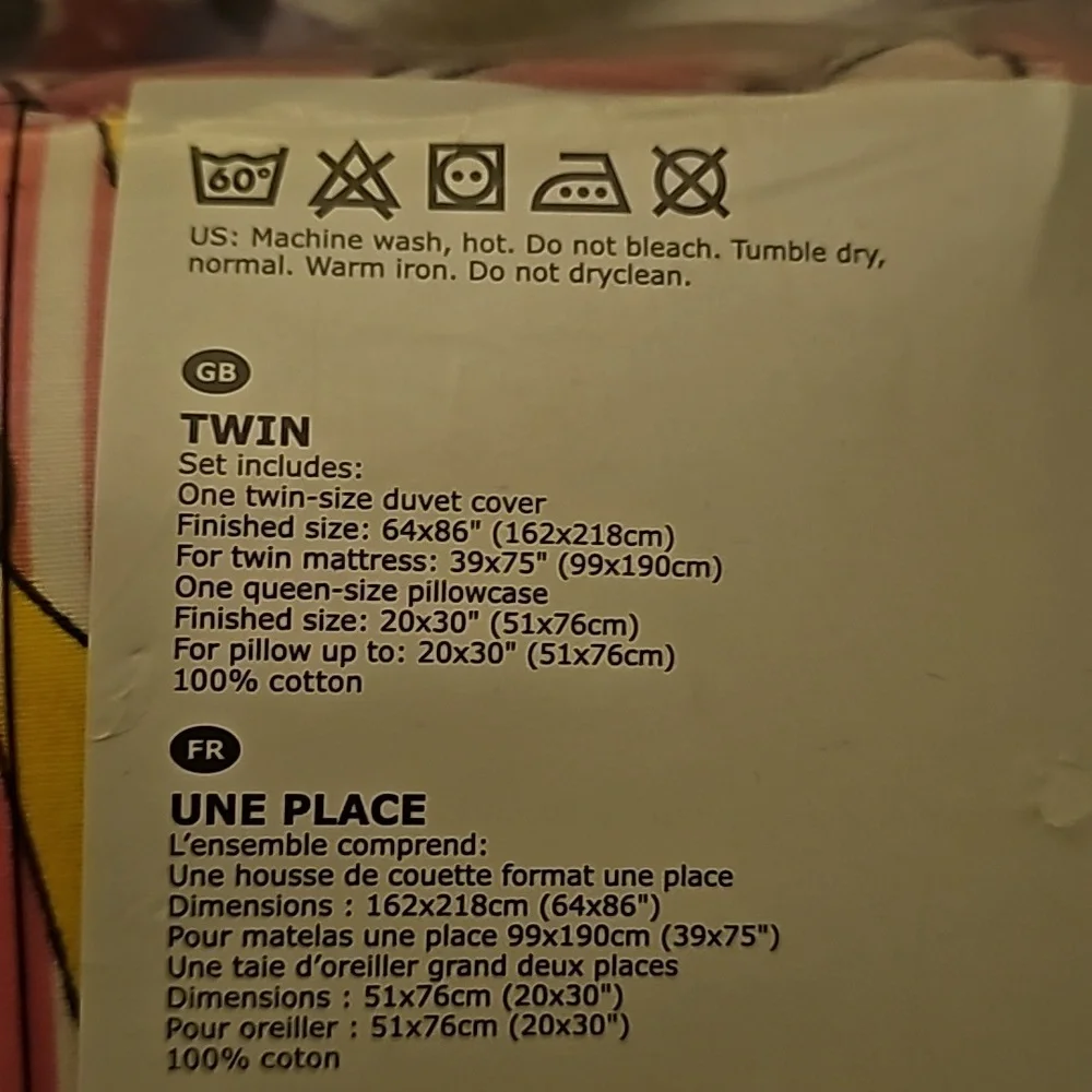 Ikea twin size duvet set.